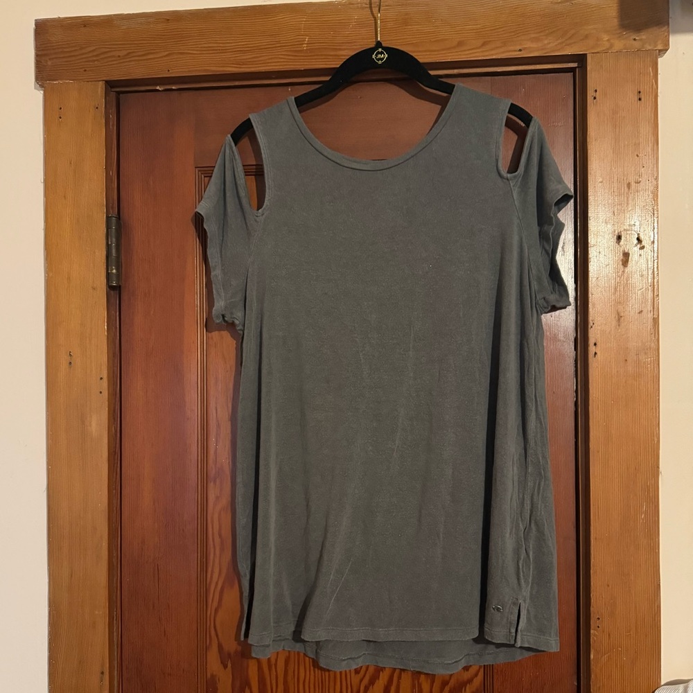 Soft and sexy cold shoulder tee charcoal gray sz L